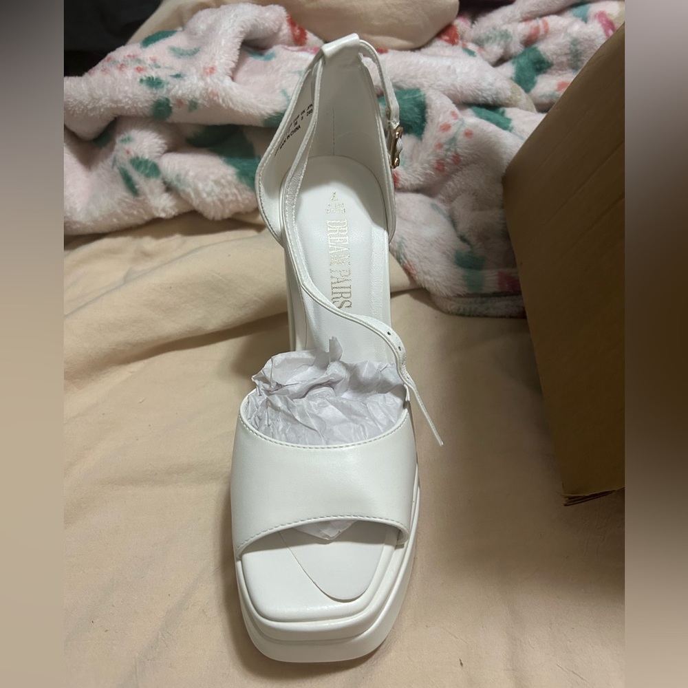 Dream Pairs Wedged Heels! Size 7 NEVER WORD